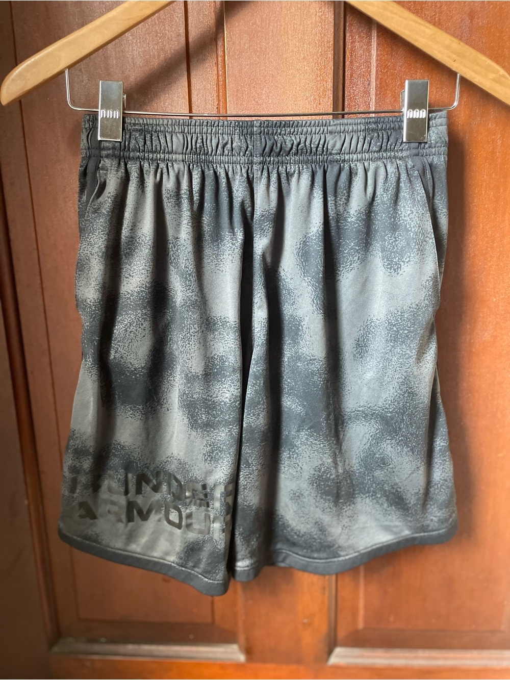 Under Armour boys youth large gray / black athletic shorts